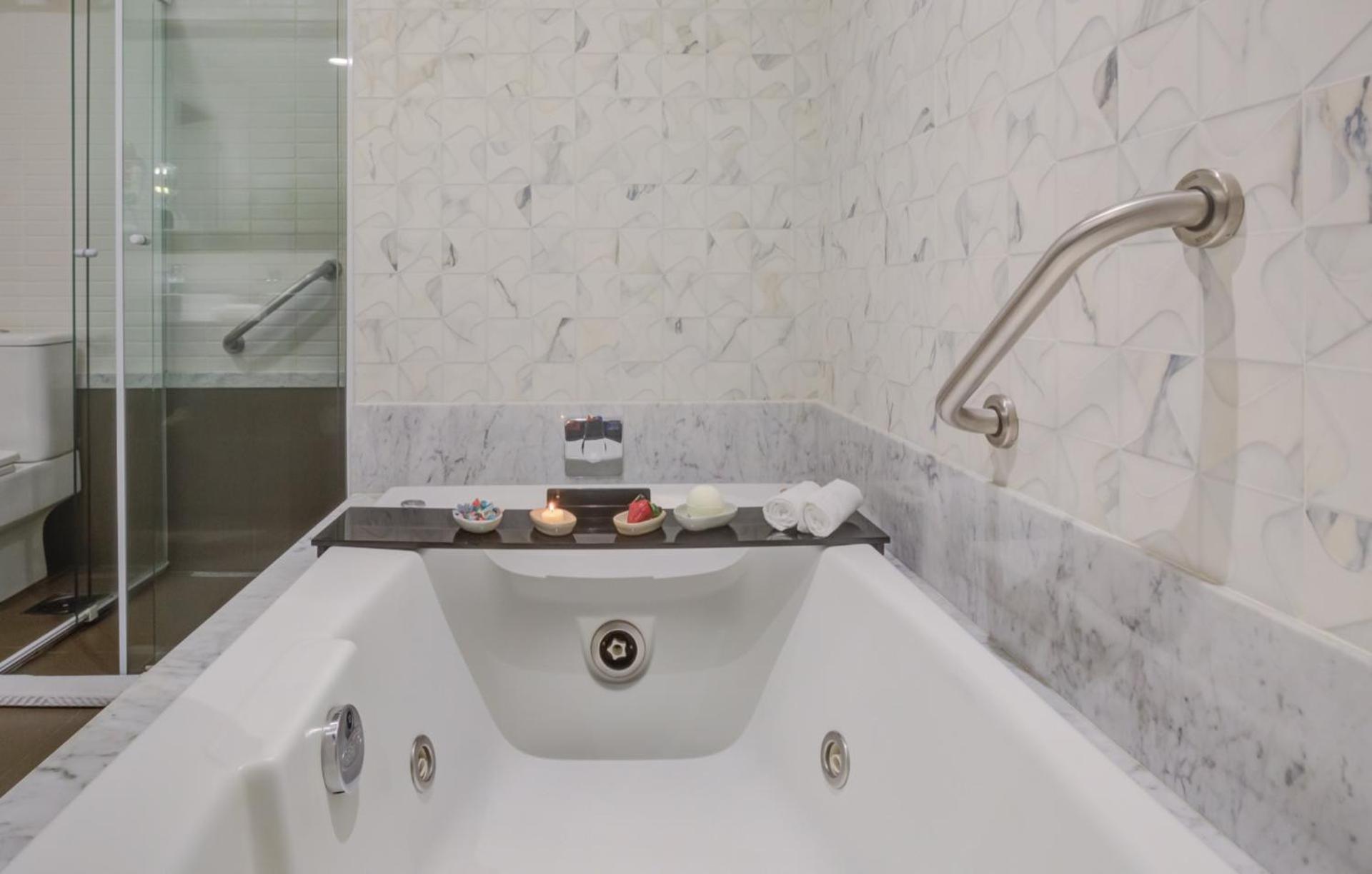 Transamerica Collection جويانيا المظهر الخارجي الصورة A bathtub with a shower door