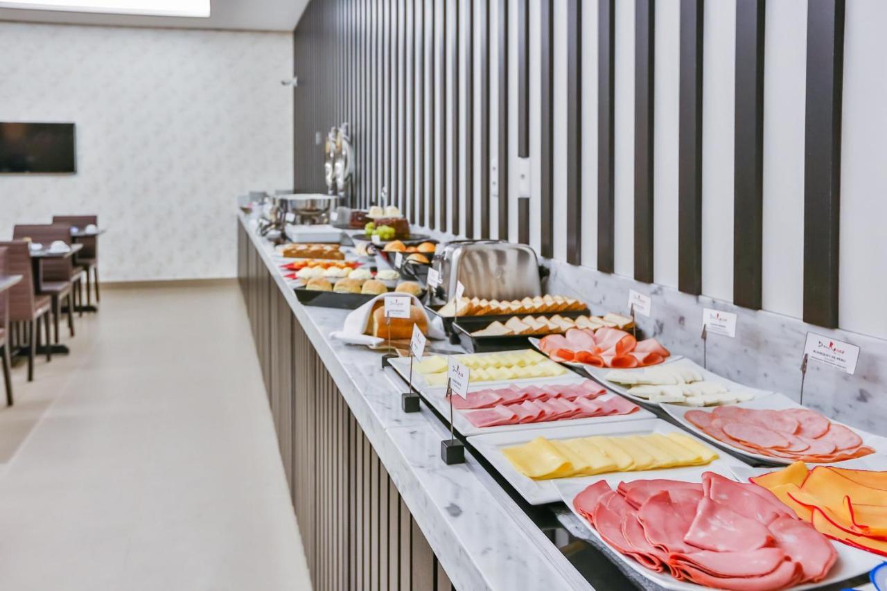 Transamerica Collection جويانيا المظهر الخارجي الصورة A buffet at a hotel