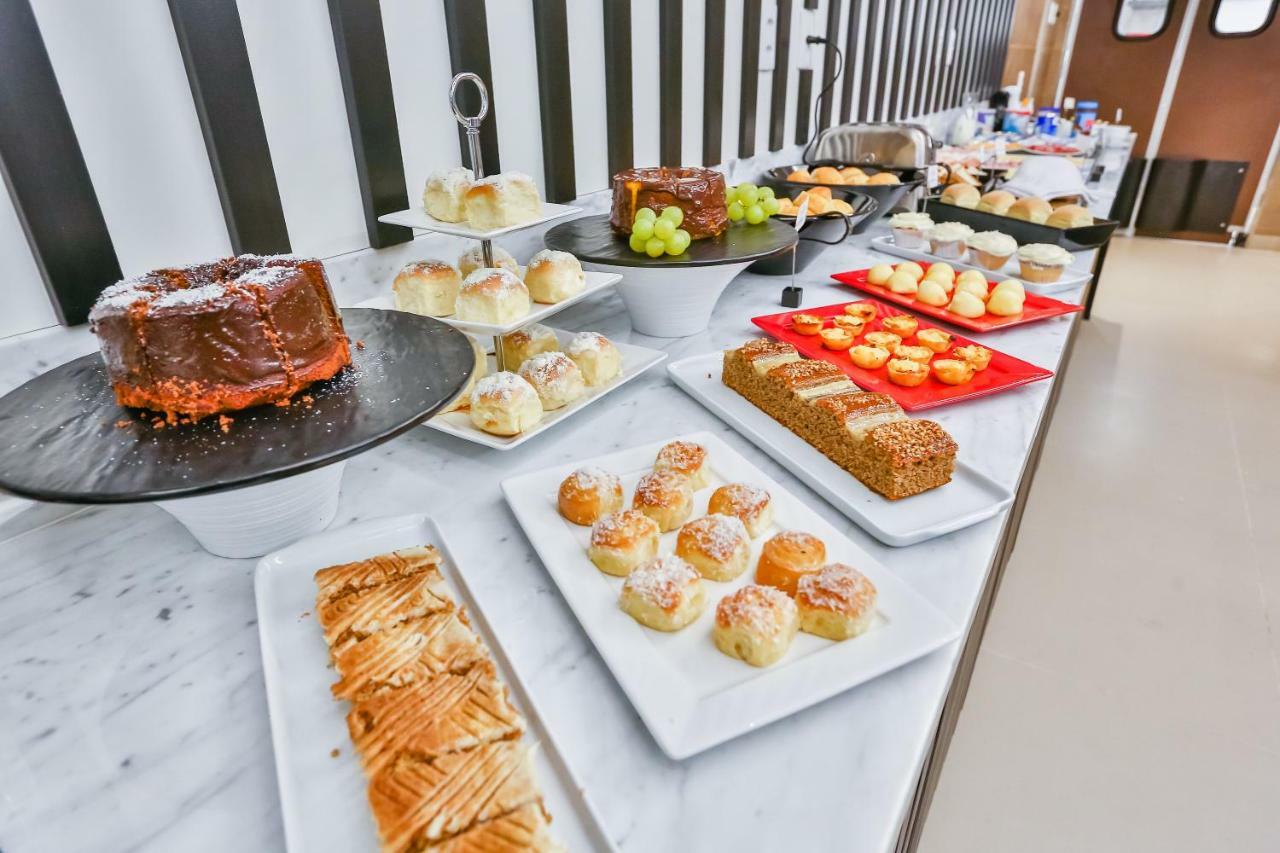 Transamerica Collection جويانيا المظهر الخارجي الصورة A selection of cakes at a buffet